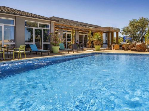 ทัศนียภาพภายนอกโรงแรม, กรีต โฮเทล มาร์เซย สนามบินโพรว็องซ์ (Greet Hotel Marseille Provence Aéroport) in วีทรอล
