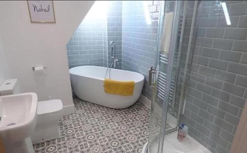 Modern 4BR Getaway House for Families and Groups in Winterbourne