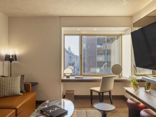 Fairmont Gold One-Bedroom Suite with Sofa Bed and Exclusive Lounge Access