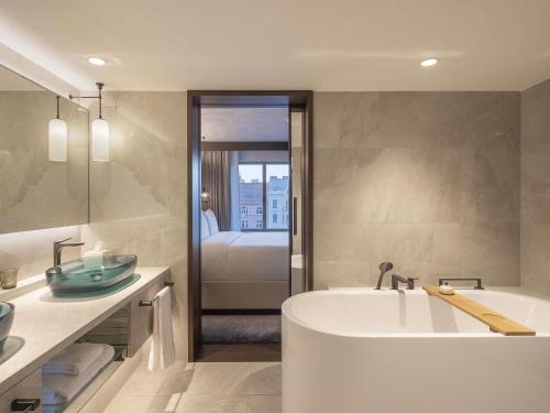 room detail thumbnail 2