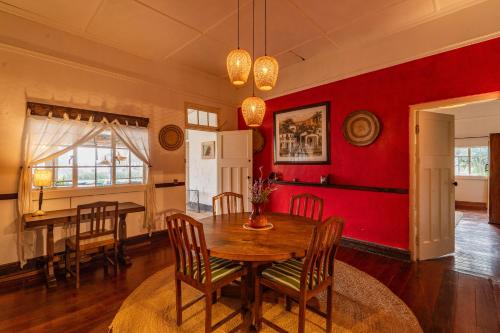 Sanctuary Farm House 5-Bedroom Lodge in Wildlife in Найваша