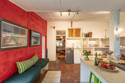 Sanctuary Farm House 5-Bedroom Lodge in Wildlife in Найваша