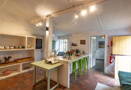 Sanctuary Farm House 5-Bedroom Lodge in Wildlife in Найваша
