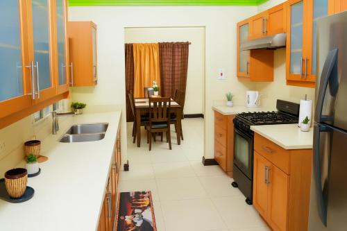 Konyha, Exclusive Luxury Villa Poolside Bliss & Private Gym Perfect for 7 in Plantation Village