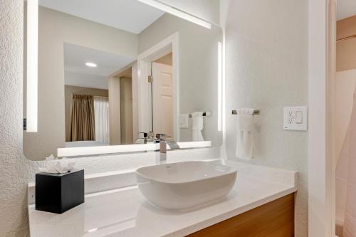 Arbor Suites at the Mall - image 26