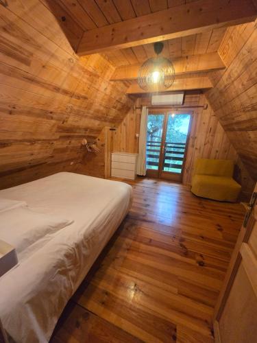 Lodge du Parc des Combes avec Accès Parc inclus selon calendrier ouverture Parc (Lodge du Parc des Combes avec Acces Parc inclus selon calendrier ouverture Parc) in Le Creusot