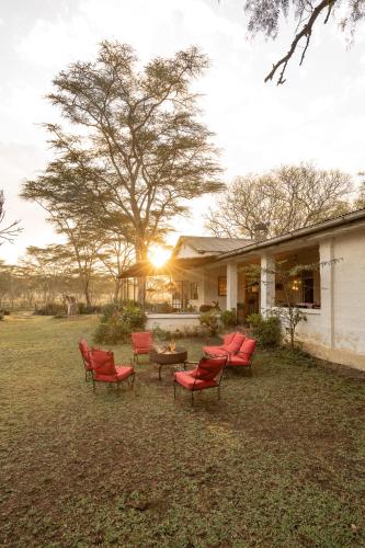 Sanctuary Farm House 5-Bedroom Lodge in Wildlife in Найваша