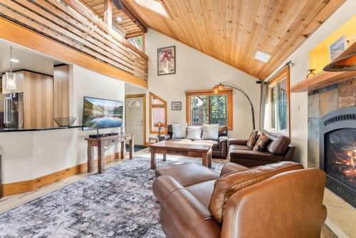 5BR Ski in Out Mountain Getaway with Hot Tub and Views