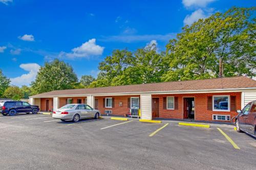 . OYO Palm Leaf Motel