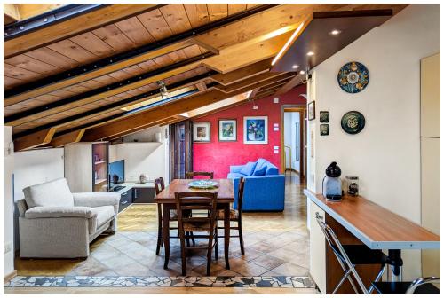 Casa Maffi con terrazzo e box auto in centro città