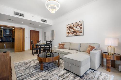 Luxury Stay Near Burj Khalifa & Dubai Mall with Pool Views, Dubaj