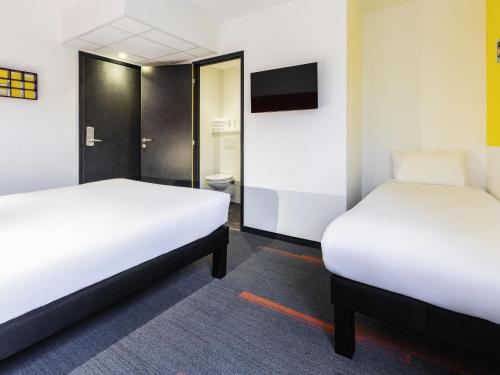 1 double bed, 1 twin bed