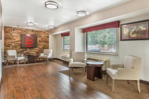 ล็อบบี้, เรด รูฟ อินน์ เดอรัม - ดยุคยูนิเวอร์ซิตี้ เมดิคัลเซ็นเตอร์ (Red Roof Inn Durham - Duke Univ Medical Center) in เดอรัม (NC)