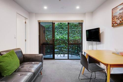 Modern CBD Abode with Lush Balcony - Parking - Gym, Auckland