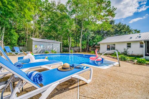Charming Pensacola Home with Pool and Lanai – khách sạn tại Myrtle Grove