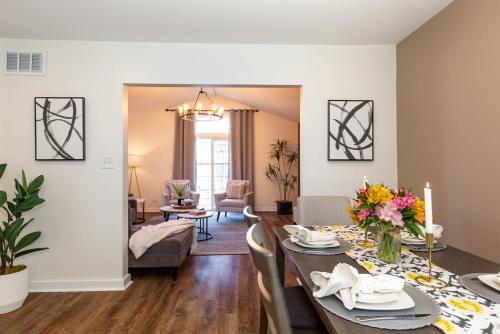 Grand Retreat 5Brs Game Room in ลอมบาร์ด (IL)