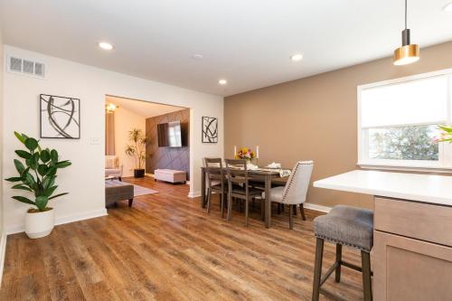 Grand Retreat 5Brs Game Room in ลอมบาร์ด (IL)