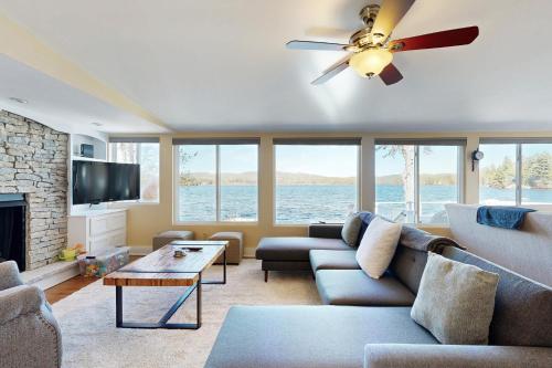 Four Seasons Lakehouse in Frenklina (NH)