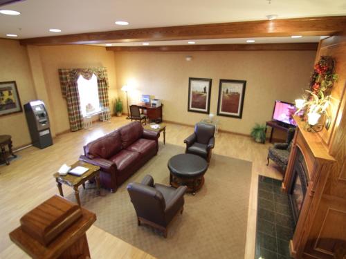 ล็อบบี้, ทาวน์แอนด์คันทรี อินน์ แอนด์ สวีท (Town & Country Inn and Suites) in ควินซี (IL)