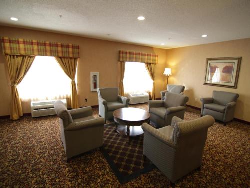 共用Lounge/電視區, 小鎮鄉村旅館及套房酒店 (Town & Country Inn and Suites) in 伊利諾依州昆西 (IL)