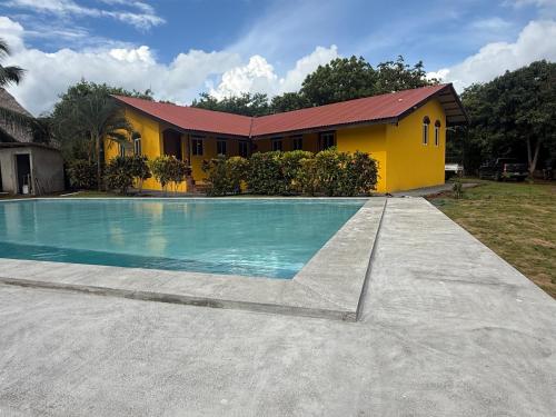 . Casa Amarilla
