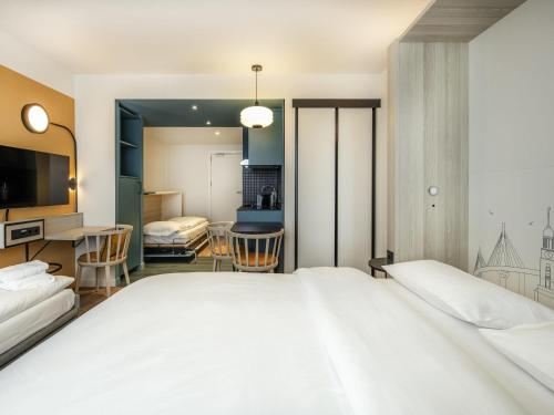 1 queen bed, 1 twin bed, 1 sofa bed