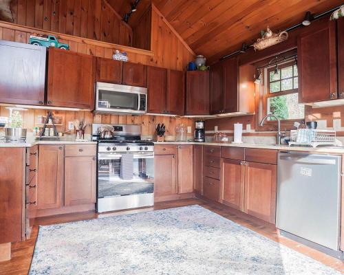 Luxurious Mountain Retreat with Hot Tub Jacuzzi Suite & Wood-Burning Fireplace - 10 Min to Boone in Sugar Grove (NC)