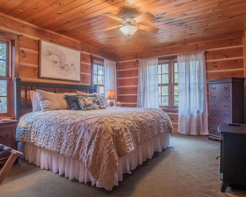 Luxurious Mountain Retreat with Hot Tub Jacuzzi Suite & Wood-Burning Fireplace - 10 Min to Boone in Sugar Grove (NC)