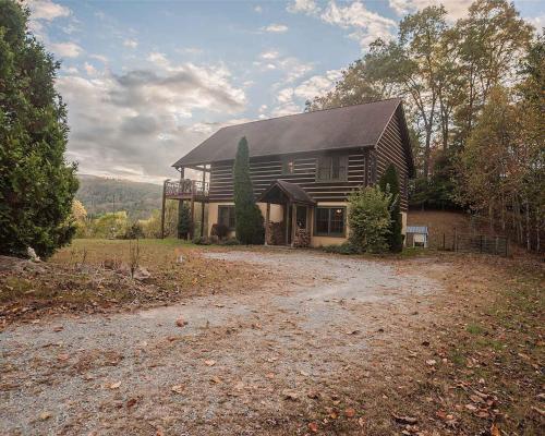 Luxurious Mountain Retreat with Hot Tub Jacuzzi Suite & Wood-Burning Fireplace - 10 Min to Boone in Sugar Grove (NC)