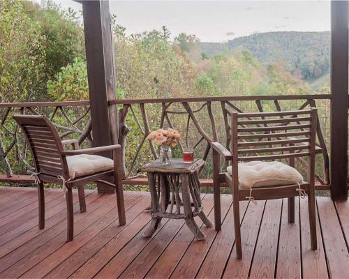 Luxurious Mountain Retreat with Hot Tub Jacuzzi Suite & Wood-Burning Fireplace - 10 Min to Boone in Sugar Grove (NC)