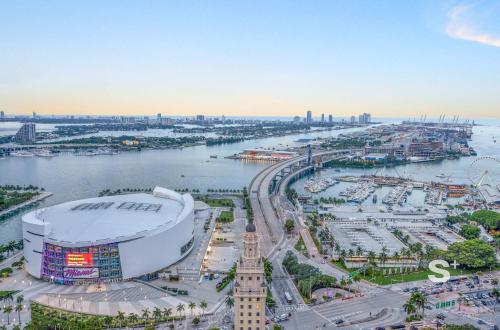 Sleek 3-BD Downtown Miami Condo with Water & City Views