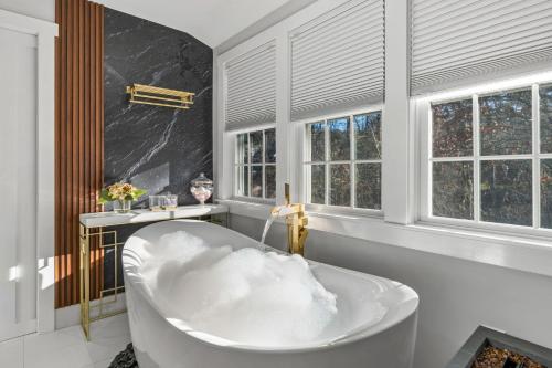 Family Escape Luxury Retreat with Heated Pool&Firepit in ไฮยานนิส (MA)