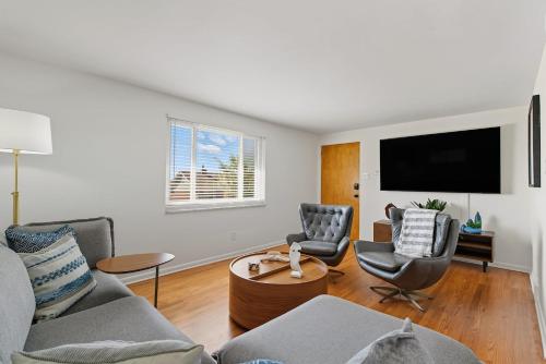 Modern Bellevue Retreat Near Stadiums & Downtown in Ross Township