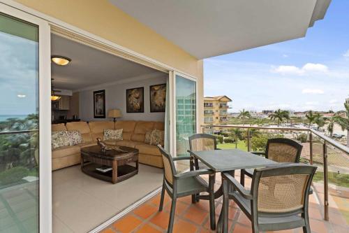 Beachfront - Best View 2BR condo - E422-2, Палм-Игл-Бич (фото 3)