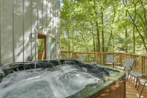 Updated Cobbly Nob Resort Home with Hot Tub! in Gatlinburg, USA