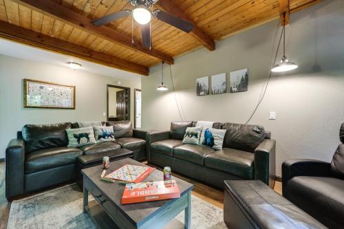 Updated Cobbly Nob Resort Home with Hot Tub! in Gatlinburg, USA