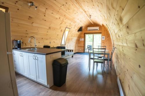 The Hobbit tiny house dogfriendly in แซ็ง อเลซี เด มงต์ (ควิเบ)