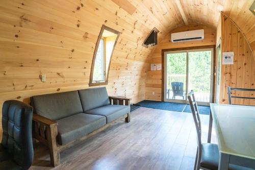 The Hobbit tiny house dogfriendly in แซ็ง อเลซี เด มงต์ (ควิเบ)