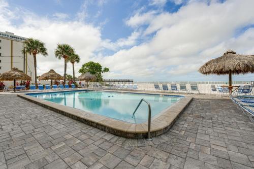 Beachfront Condo with Pool in Redington Shores in เรดดิงตัน ชอร์ส (FL)