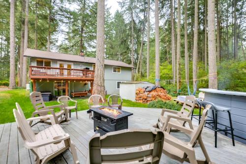 Hot Tub and Fireplace Peaceful Anderson Island Home