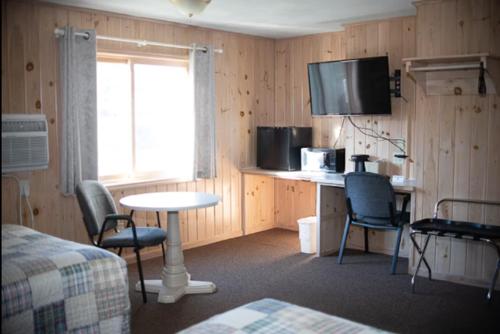 Smith's Colonial Motel - image 5