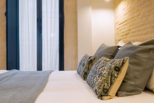 Luxurious studio with Jacuzzi in Casa Pilatos - Tap to explore photos