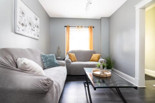 The Texas Hold-em Duplex- 3BR Free Parking, Minutes From Falls & Casino in Niagara Falls, USA