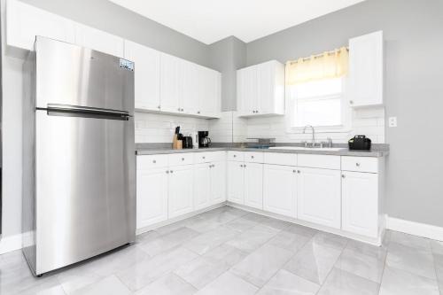The Texas Hold-em Duplex- 3BR Free Parking, Minutes From Falls & Casino in Niagara Falls, USA