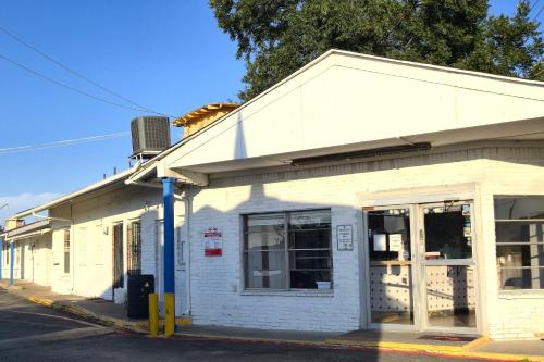 Вход, Cole Manor Motel By OYO Love Field Market Center in Аэропорт Лав Филд