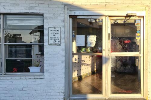 Лобби, Cole Manor Motel By OYO Love Field Market Center in Аэропорт Лав Филд