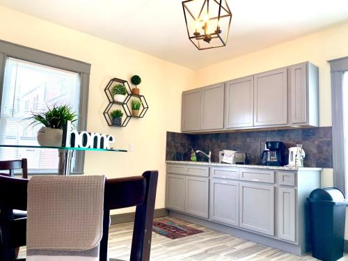 The Casino Cottage-5br 2bath minutes from the Falls & Casino in Niagara Falls, USA