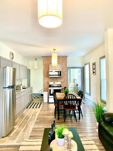 The Iron Scow - With Private Yard & Free Parking, Minutes From Falls & Casino by Niagara Hospitality in Niagara Falls, USA