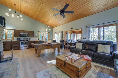 Gatlinburg Mountain Cabin with Hot Tub, Deck and Games in Gatlinburg, USA