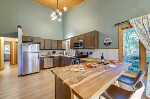 Gatlinburg Mountain Cabin with Hot Tub, Deck and Games in Gatlinburg, USA